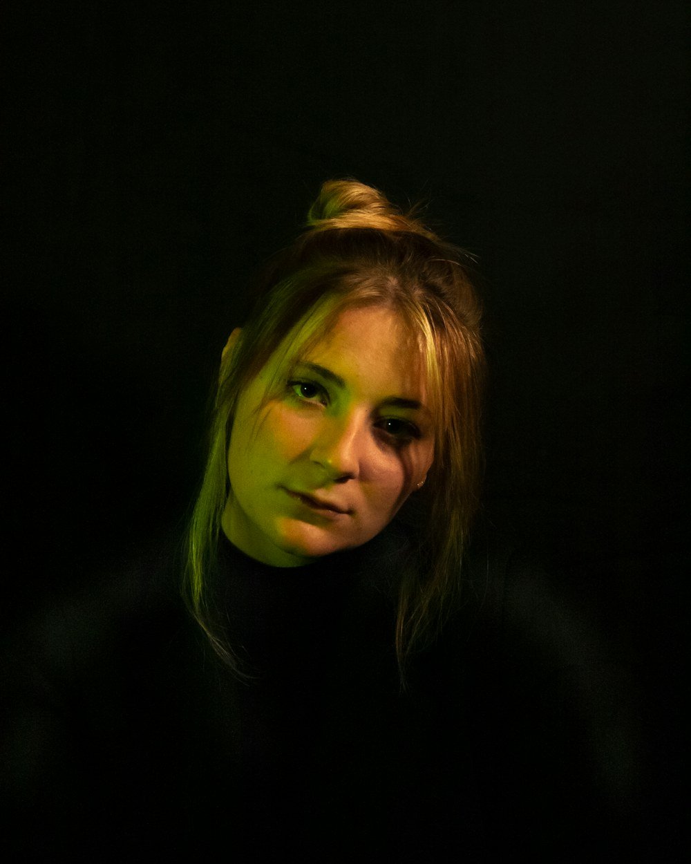 Portrait en lumiere douce sur fond sombre