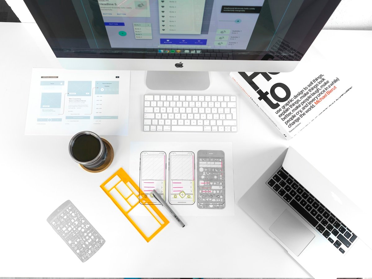 MacBook Air pose sur une table pres d un iMac